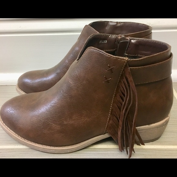Shoes - NWOT JG brown booties with fringe brown  size 6
